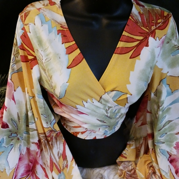 Floral Wrap top sz sm - Picture 3 of 5
